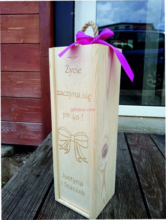 Skrzynka prezentowa z grawerem czterdziestka