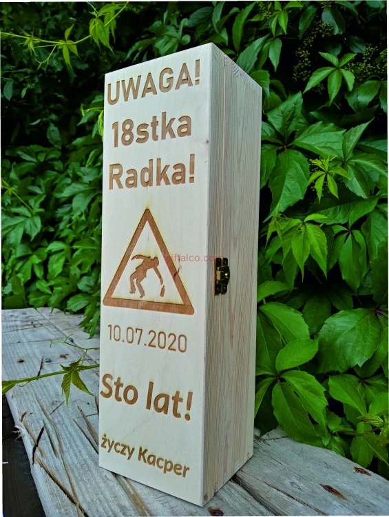 Skrzynka prezentowa z grawerem osiemnastka